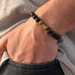 دستبند مردانه سنگی اونیکس با پلاک دمبل