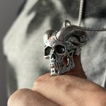گردنبند جمجمه لوسیفر شب تاب