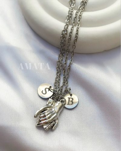 گردنبند ست دست مگنتی نقره ای با حک حروف اول اسم - Image 1