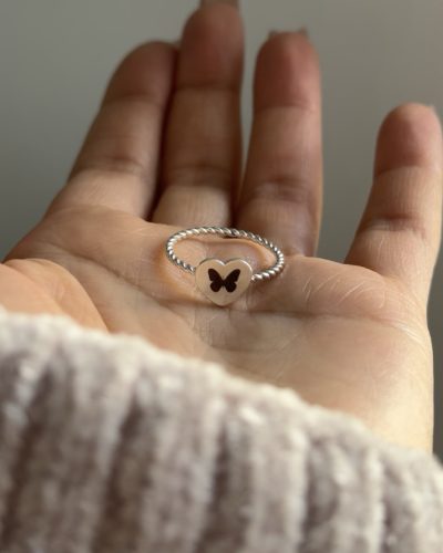 انگشتر قلب نقره ای با حک پروانه - Image 2