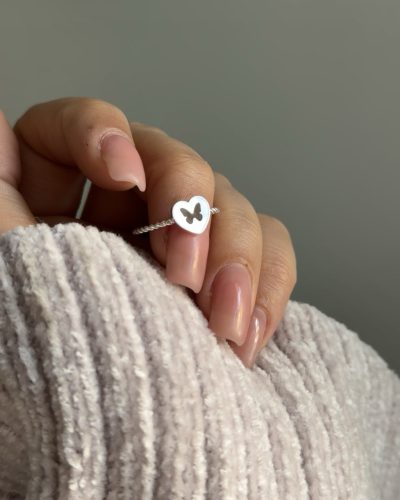 انگشتر قلب نقره ای با حک پروانه - Image 1