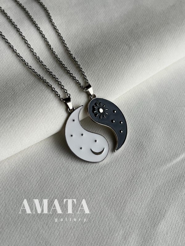 photo-output-5-1-2 گردنبند یینگ یانگ طرح ماه و خورشید با حک دلخواه - تصویر 1