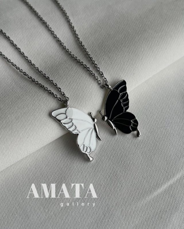 photo-output-6-22 گردنبند کاپلی پروانه سفیدمشکی با حک اسم دلخواه - تصویر 1